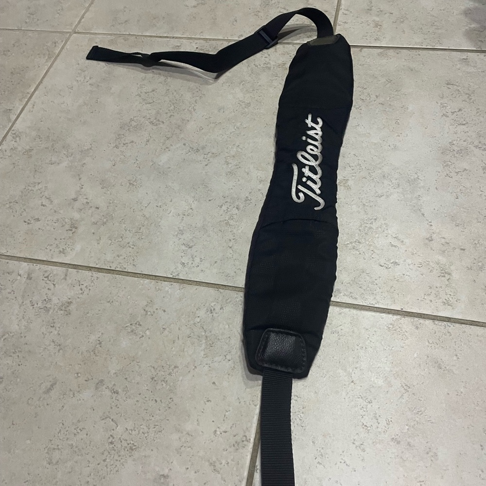 Titleist Shoulder Strap. 

Titleist golf  Bag Soulder Strap